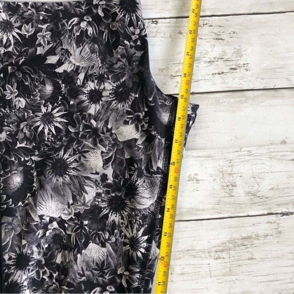 LULULEMON Up The Pace Flowabunga Black/White Sunflower Print Cropped Leg… - Picture 10 of 12